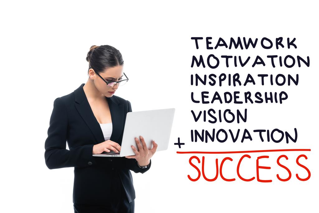 attente zakenvrouw die laptop gebruikt in de buurt van teamwork, motivatie, inspiratie, leiderschap, visie, innovatie, succes inscriptie geïsoleerd op wit - Foto, afbeelding