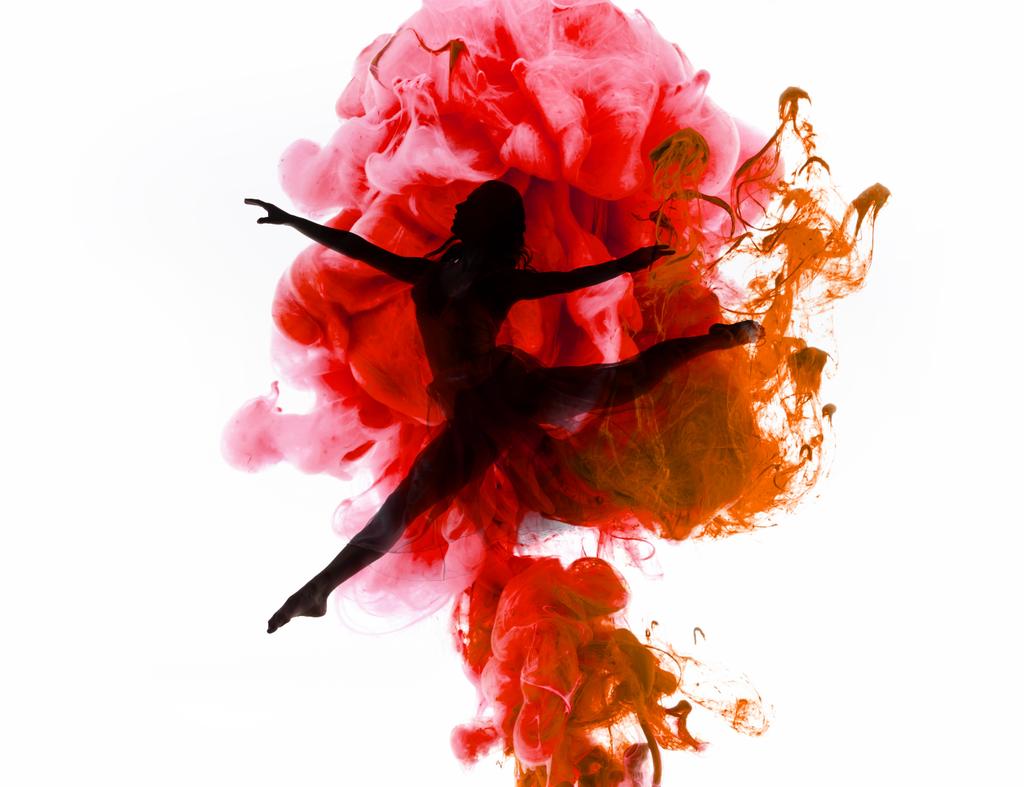 silueta balleríny tančící v pestrobarevné růžové a červené kouřové potřísnění izolované na bílém - Fotografie, Obrázek