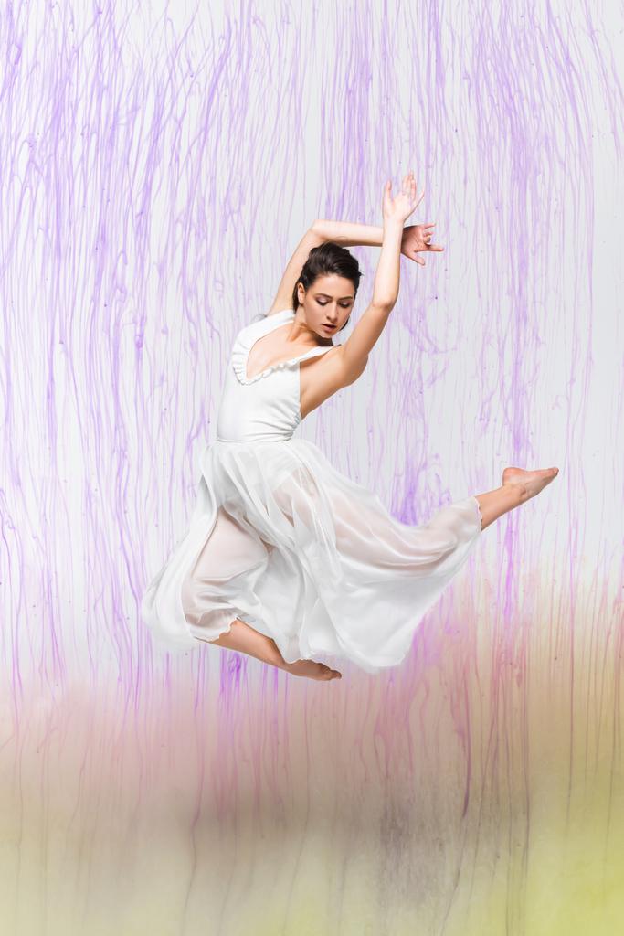 renkli dökülmeleri ile gri arka plan üzerinde giyinme beyaz elbise çekici balerin  - Fotoğraf, Görsel