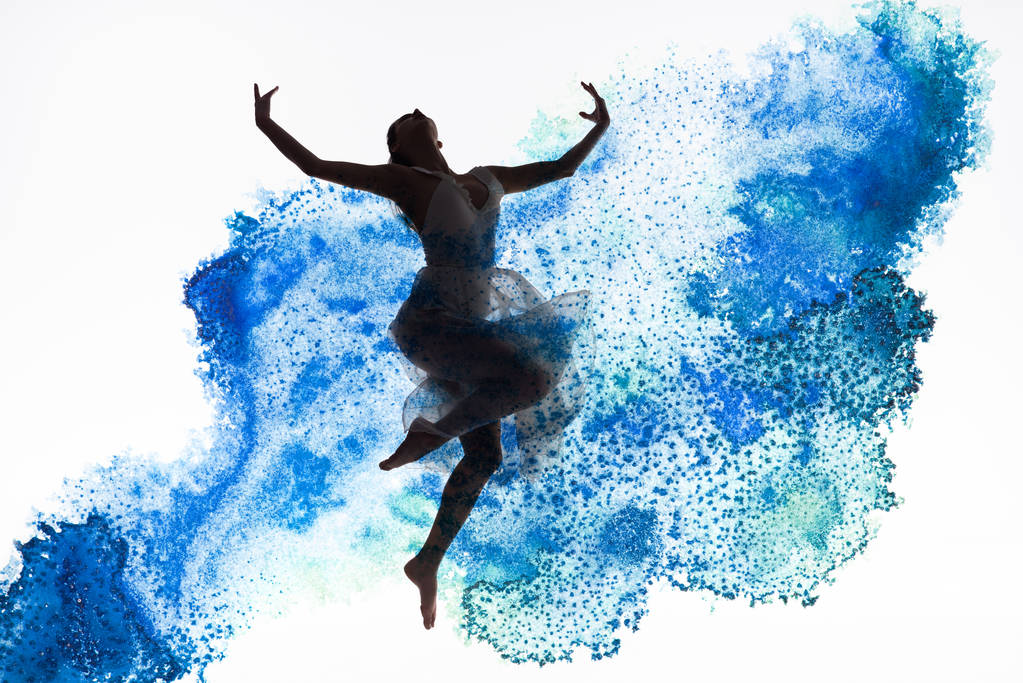 Anmutige Ballerina, die in blauer Farbe tanzt, spritzt und verschüttet vereinzelt auf Weiß - Foto, Bild