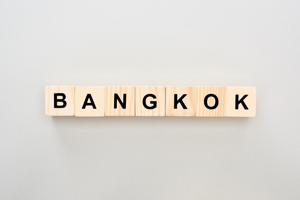 Κορυφαία όψη των ξύλινων μπλοκ με γράμματα της Μπανγκόκ σε γκρίζο φόντο - Φωτογραφία, εικόνα
