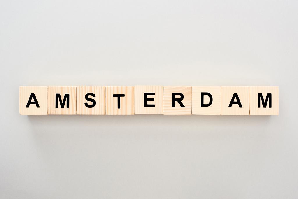 верхний вид деревянных блоков с надписью Амстердам на сером фоне
 - Фото, изображение