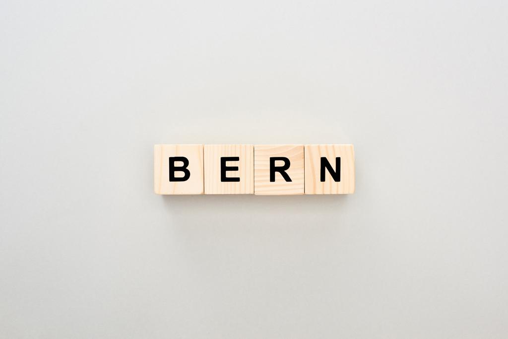 vista superior de bloques de madera con letras de Berna sobre fondo gris
 - Foto, Imagen