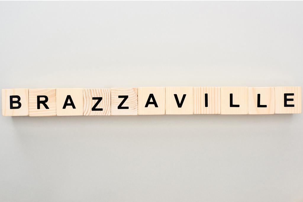 Ansicht von Holzblöcken mit Brazzaville-Schriftzug auf grauem Hintergrund - Foto, Bild