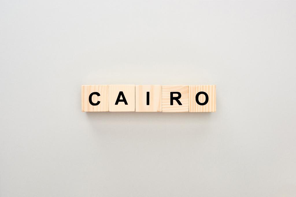 vista superior de blocos de madeira com letras Cairo sobre fundo cinza
 - Foto, Imagem