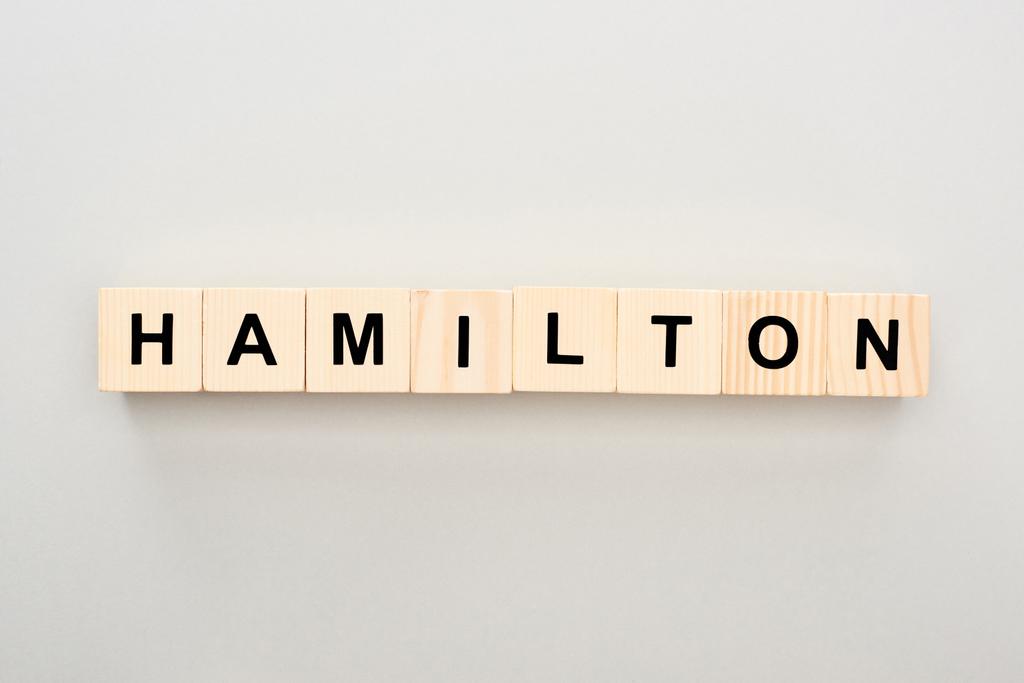 Κορυφαία όψη των ξύλινων μπλοκ με γράμματα Hamilton σε γκρίζο φόντο - Φωτογραφία, εικόνα