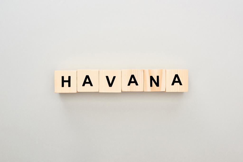 vista dall'alto di blocchi di legno con scritte L'Avana su sfondo grigio
 - Foto, immagini
