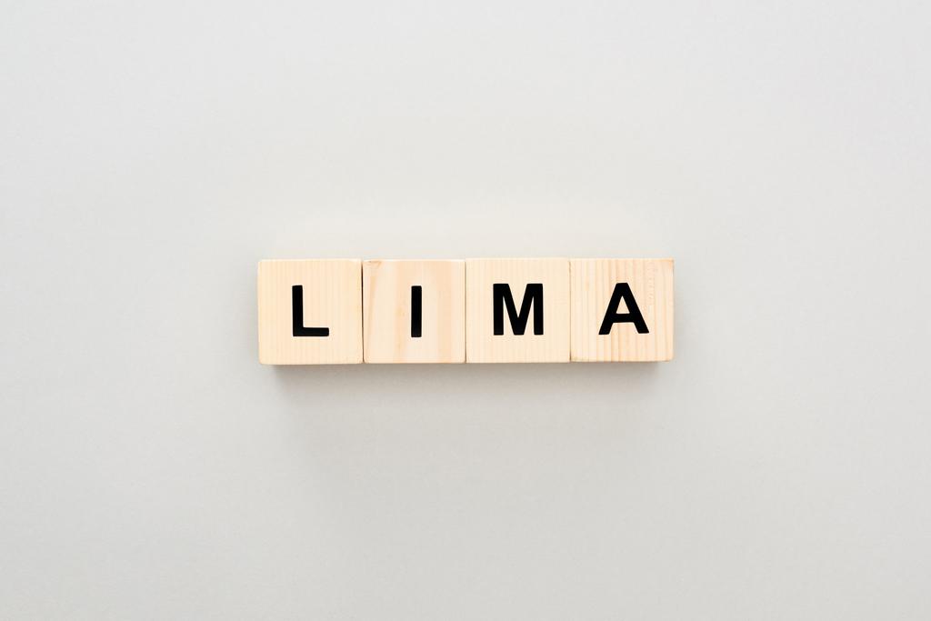 felülnézet fából készült tömbök Lima betűkkel szürke háttér - Fotó, kép