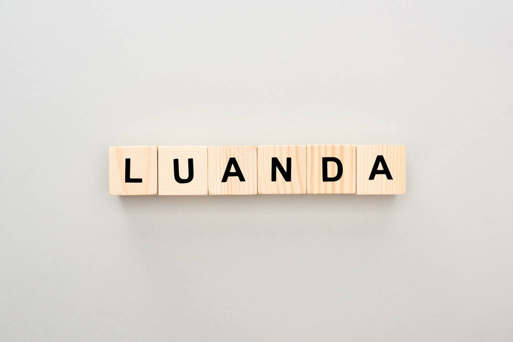 Κορυφαία όψη των ξύλινων μπλοκ με γράμματα Λουάντα σε γκρι φόντο - Φωτογραφία, εικόνα