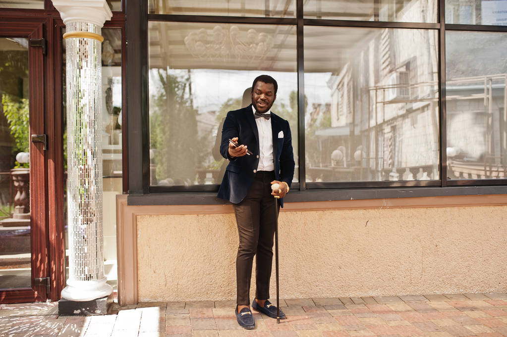 Όμορφος/η μοντέρνα Αφρικανός Αμερικανός άντρας σε επίσημη φθορά και τόξο - Φωτογραφία, εικόνα