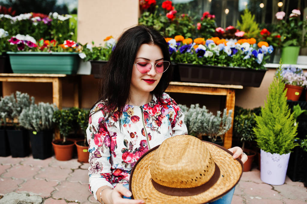 Karşı pembe gözlük ve şapka esmer kız Yaz portresi - Fotoğraf, Görsel
