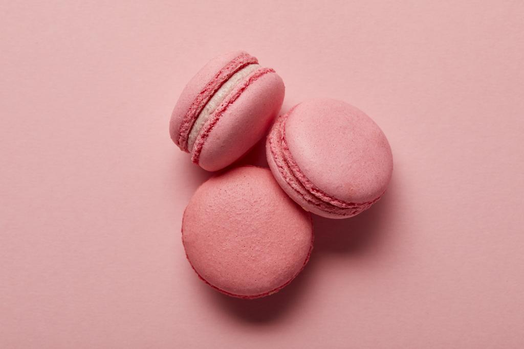 ピンクの背景においしい甘いピンクのフレンチマカロン ロイヤリティフリー写真 画像素材