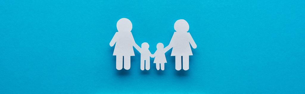 Widok z góry z papieru cięcia lesbijek rodziny trzymając ręce na niebieskim tle, panoramiczny strzał - Zdjęcie, obraz