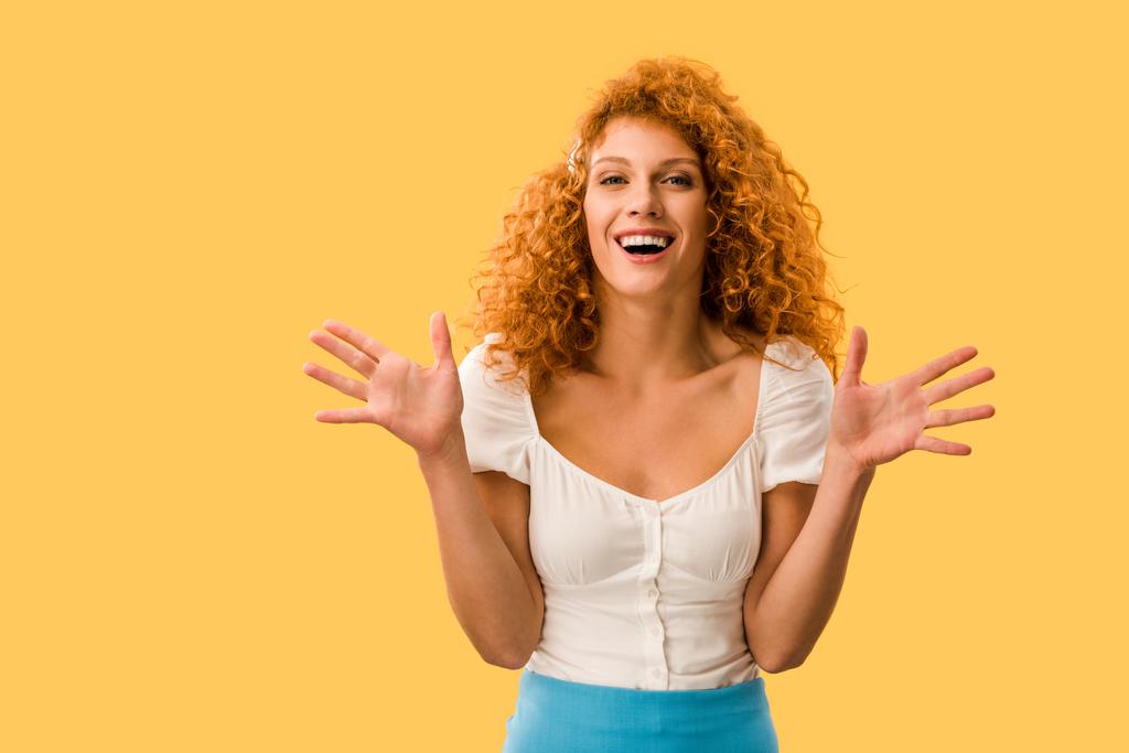 sarı izole kırmızı saçlı gesturing ile heyecanlı kadın - Fotoğraf, Görsel