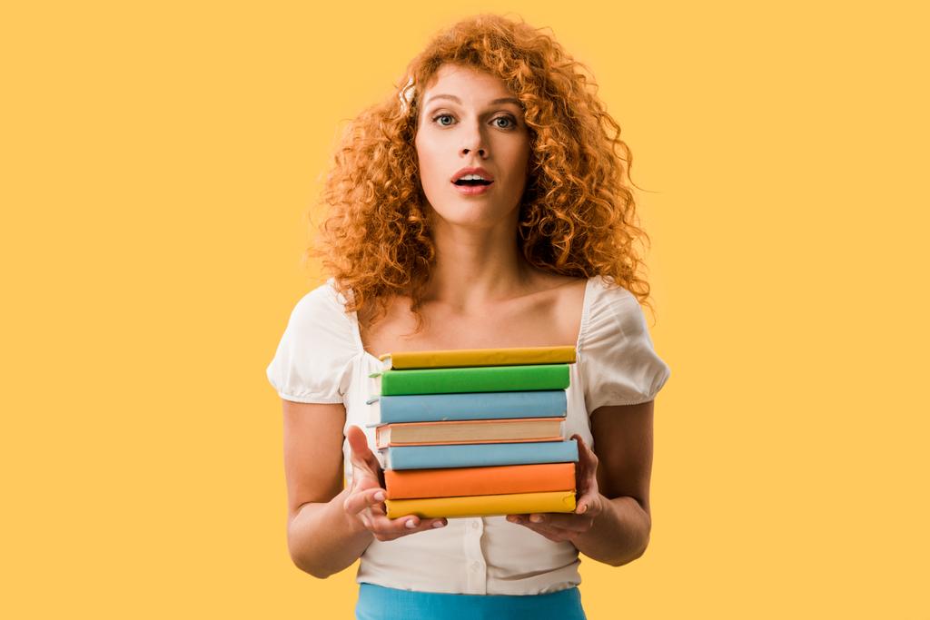 atrakcyjne zszokowany student trzyma książek na żółto  - Zdjęcie, obraz