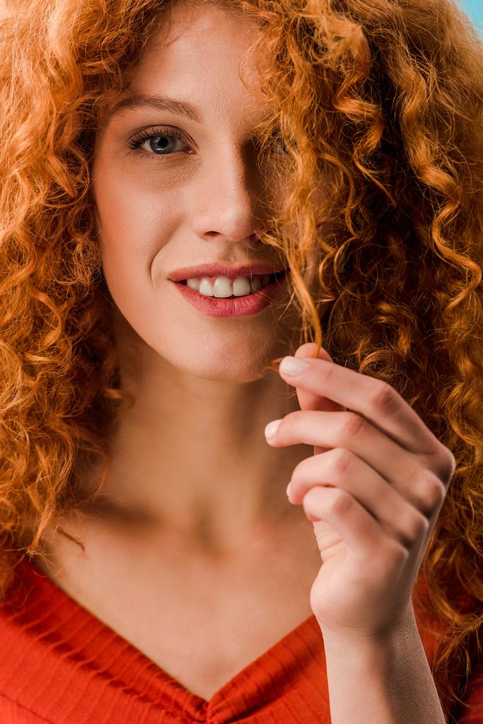 赤い巻き毛を持つ美しい女性の肖像画  - 写真・画像