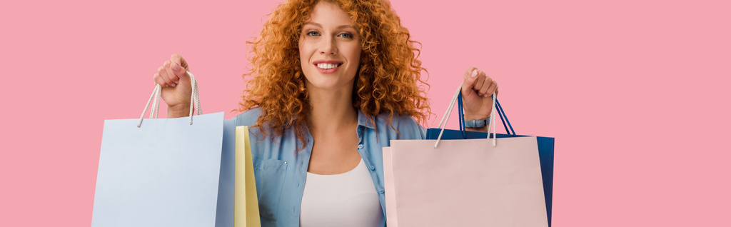 買い物袋を持つ笑顔の女性, ピンクの孤立  - 写真・画像