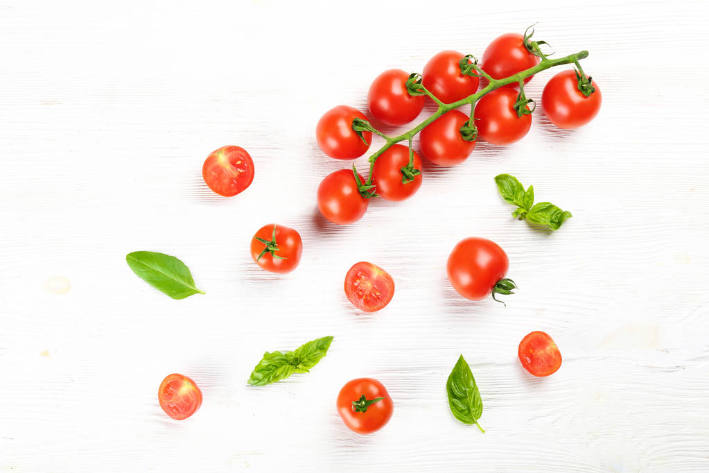Mooie gepolijste lokale producten biologische cherry tomaten. - Foto, afbeelding