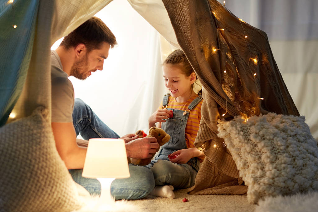 boldog család játszik játék gyerekek sátor otthon - Fotó, kép