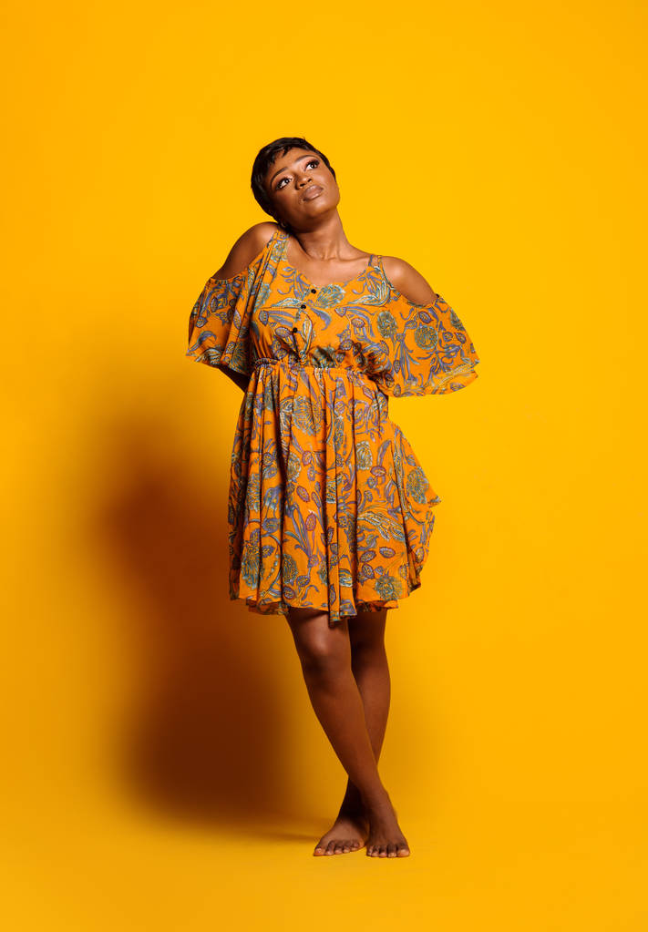 Sarı backgrou üzerinde güzel bir genç Afrikalı kadının portresi - Fotoğraf, Görsel