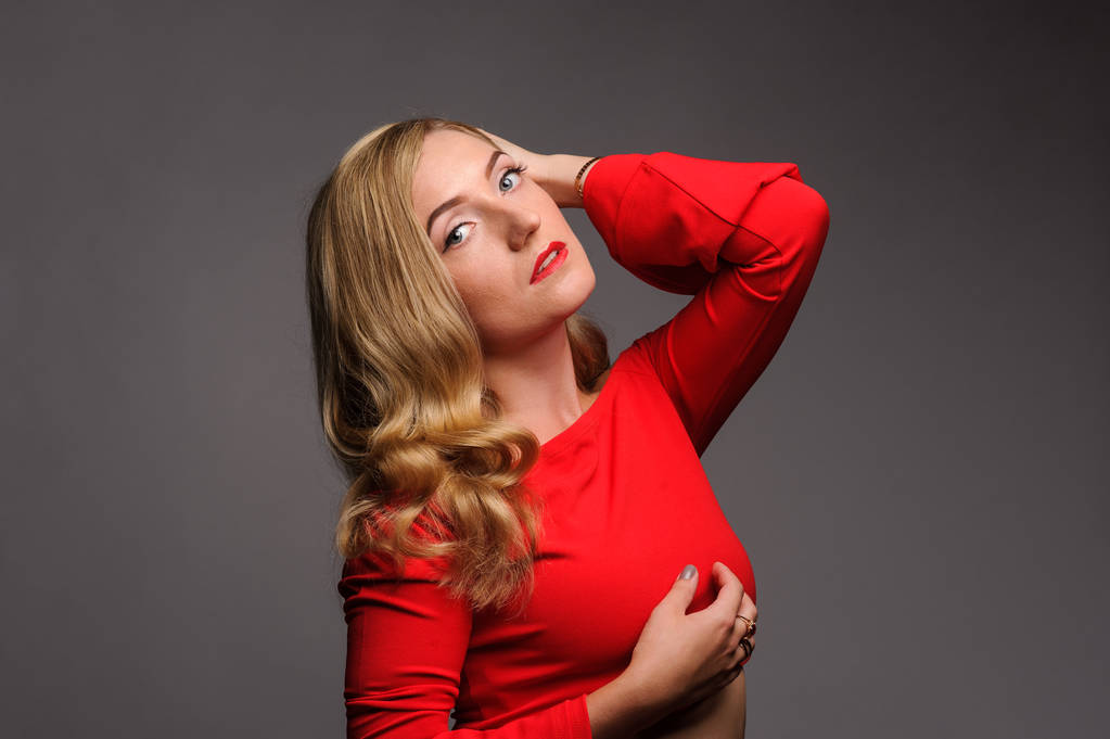 Módní obrázek krásné mladé blonďaté ženy s červenými dres - Fotografie, Obrázek