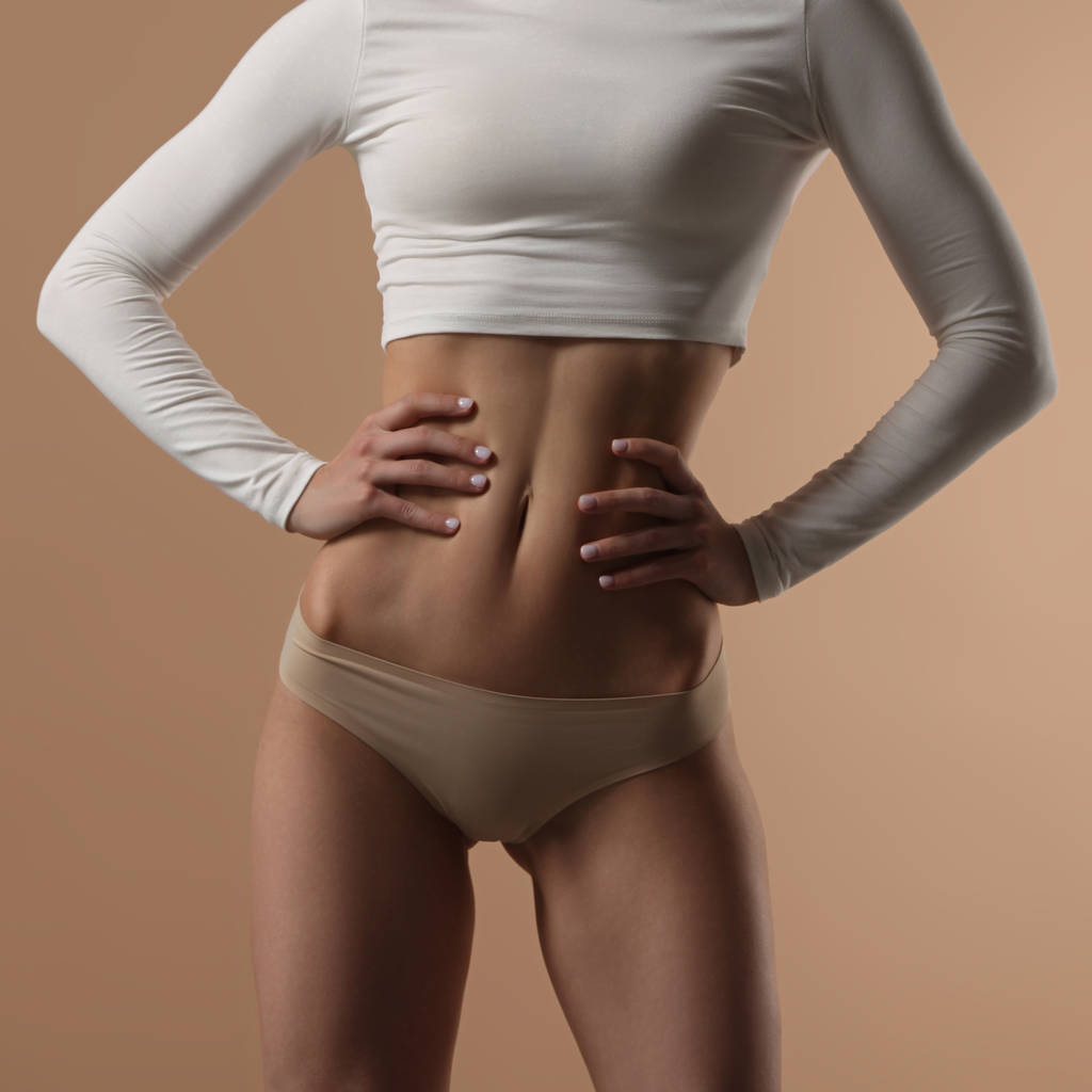 Ohut nuori nainen shortsit ja valkoinen alkuun
 - Valokuva, kuva
