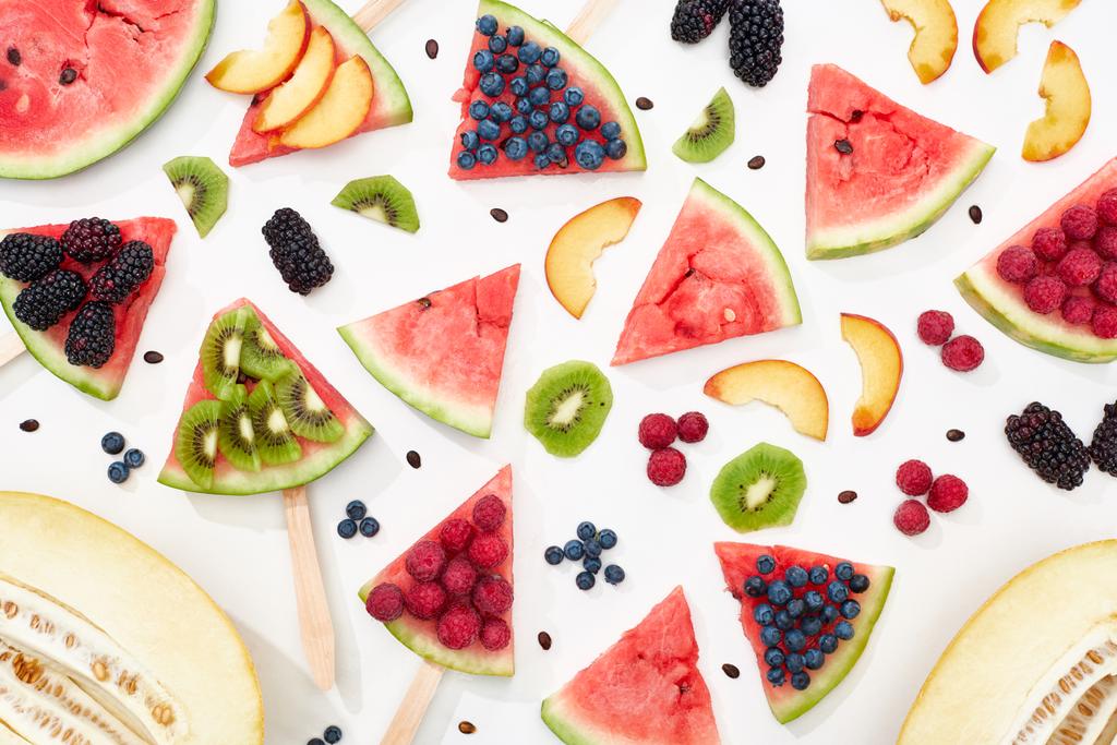 Muster mit köstlichen reifen Wassermelonenstäbchen mit saisonalen Beeren und Früchten - Foto, Bild