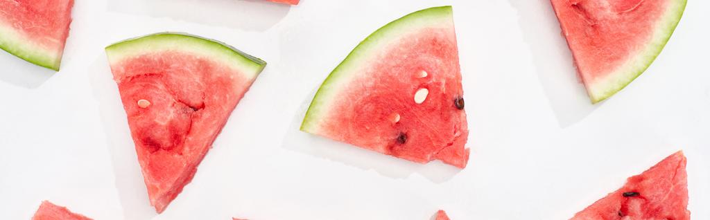 panoramatický záběr čerstvého šťavnatého melounu na bílém pozadí - Fotografie, Obrázek