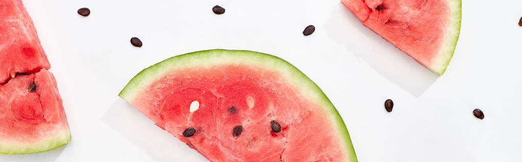 Panoramaaufnahme köstlicher Wassermelonenscheiben auf weißem Hintergrund - Foto, Bild