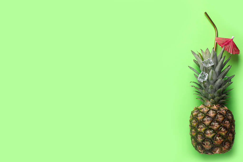 Kreativní kompozice s ananas, ledem, slámou a deštníkem na zeleném pozadí. Místo pro text - Fotografie, Obrázek