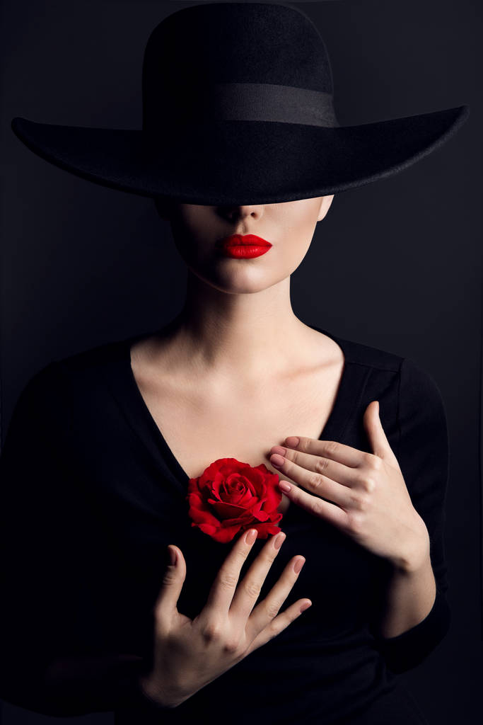 Kobieta w kapeluszu, kwiat róży na serce, elegancki model mody Uroda portret - Zdjęcie, obraz