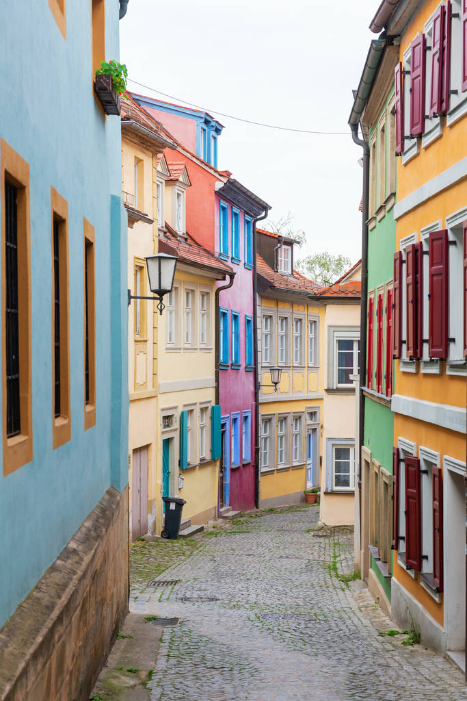 pestrobarevné domy v uličce Starého města Bamberg, Německo - Fotografie, Obrázek