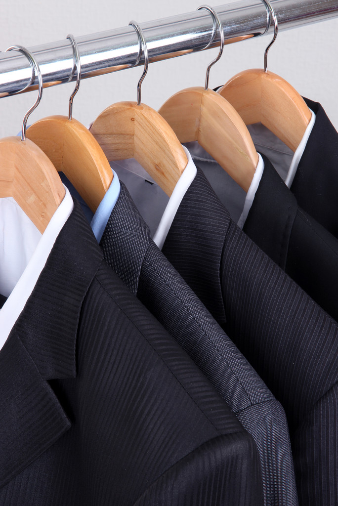 takım elbise askıları üstünde açık renkli gömlek - Fotoğraf, Görsel