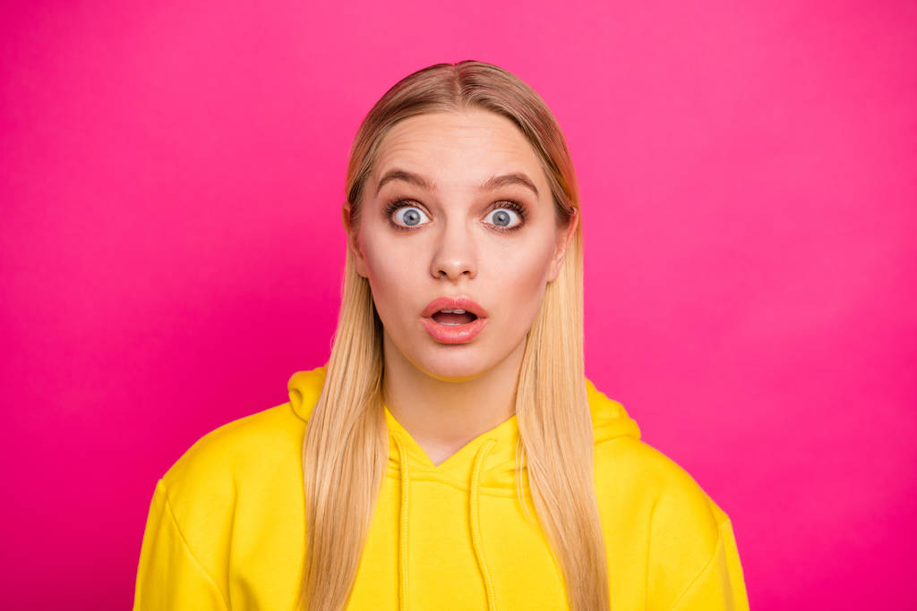 Крупним планом фото красивої леді відкриваючи рот не віриться, що жахливі новини носять жовтий пуловер з капюшоном ізольований рожевий фон
 - Фото, зображення