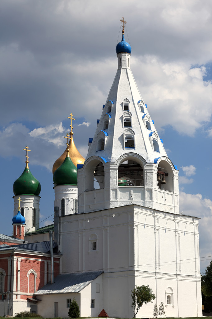 witte klokkentoren van de kathedraal - Foto, afbeelding