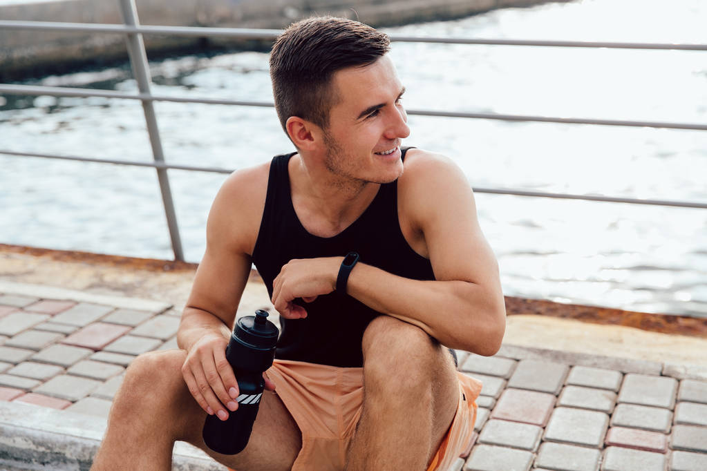 Desportista feliz beber uma água depois de correr
 - Foto, Imagem