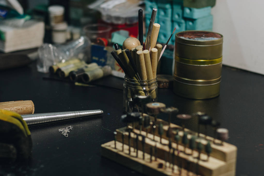 Различные форсунки для гравера в ювелирной мастерской
 - Фото, изображение