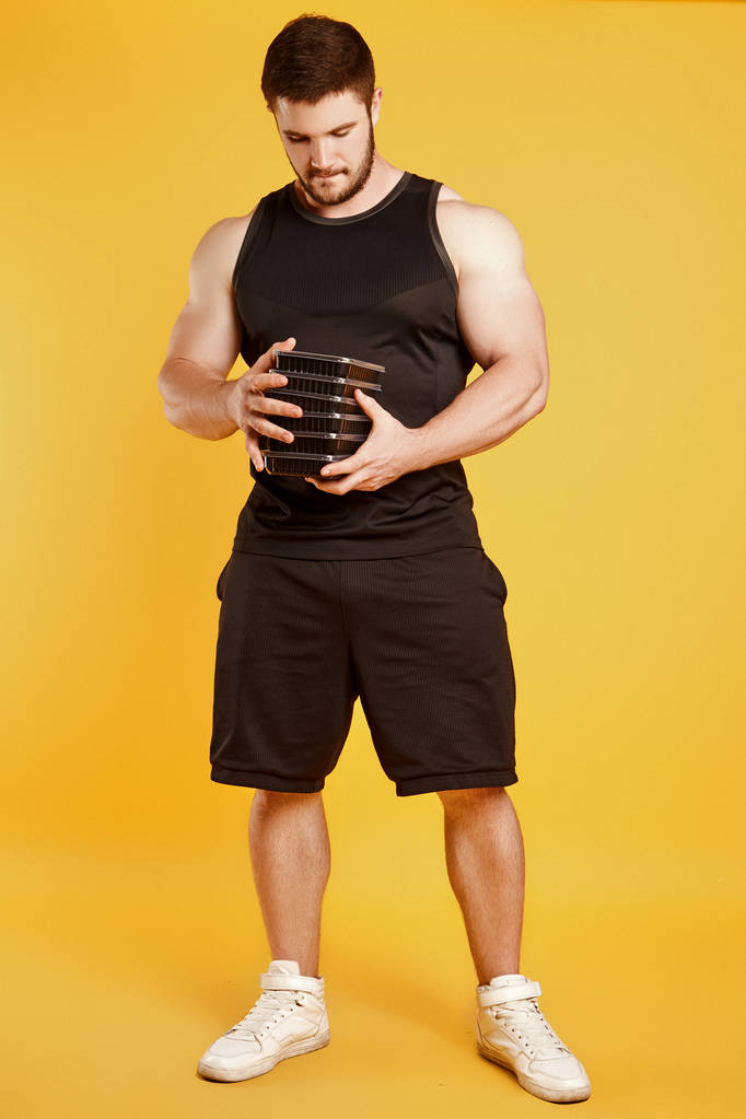 Гарний м'язистий чоловік з продовольчими коробками
 - Фото, зображення