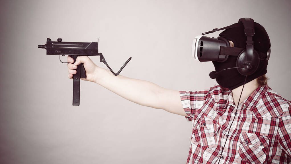Gamer hombre con VR pistola de retención
 - Foto, Imagen