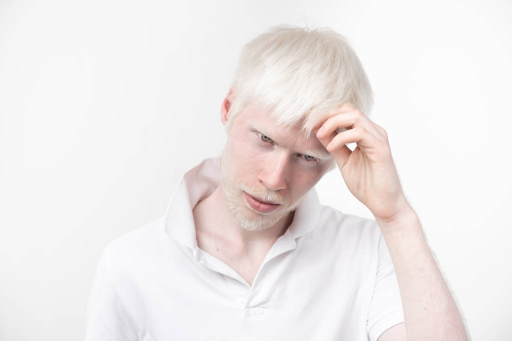 muotokuva albiino mies studio pukeutunut t-paita eristetty valkoisella pohjalla. poikkeavuudet. epätavallinen ulkonäkö
 - Valokuva, kuva