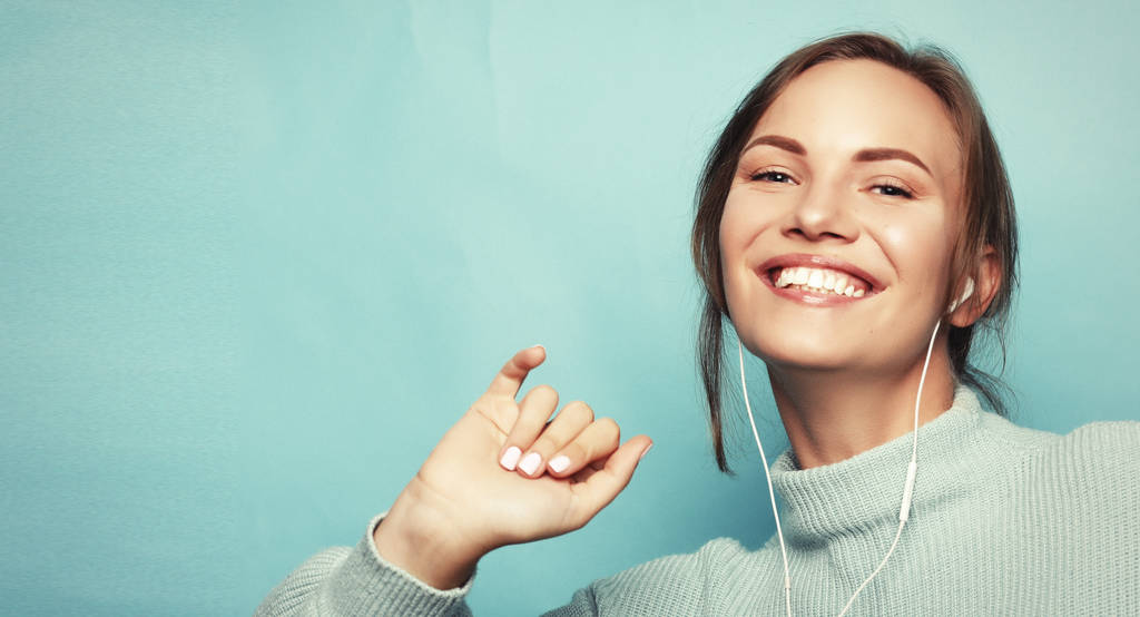 bela jovem mulher em fones de ouvido ouvindo música  - Foto, Imagem