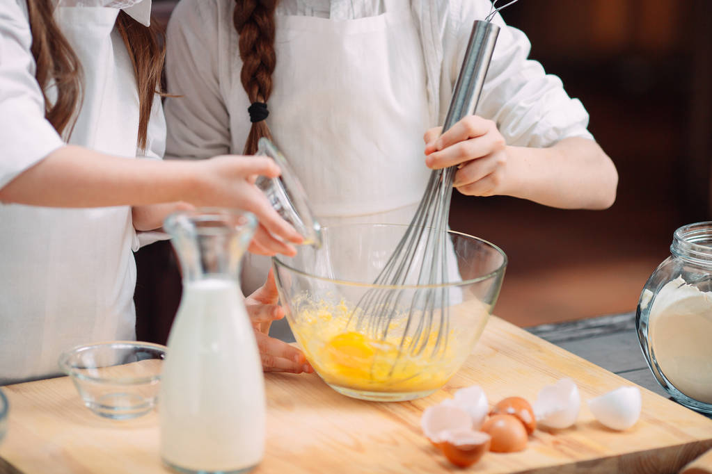 vicces lányok gyerekek készítik a tésztát a konyhában.. - Fotó, kép
