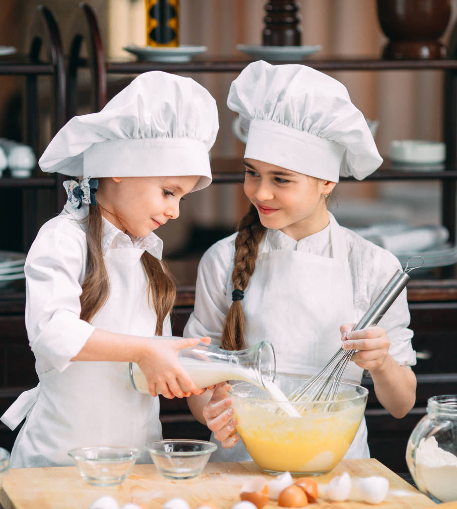 Lustige Mädchen Kinder bereiten den Teig in der Küche. - Foto, Bild