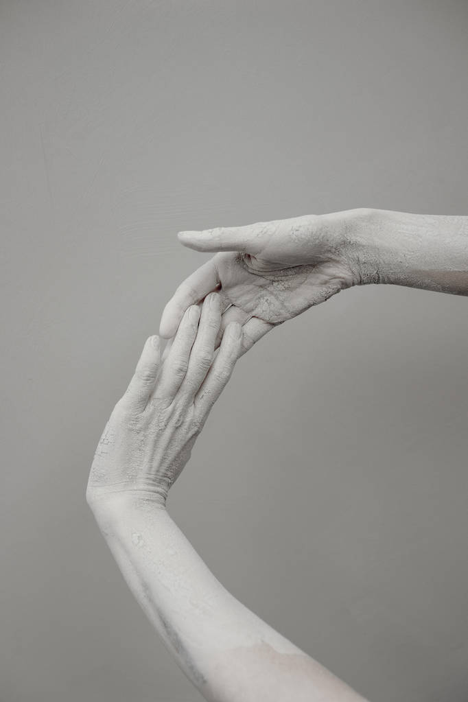 Zwei Hände verbinden sich auf einem Hintergrund. Kunstkonzept. - Foto, Bild