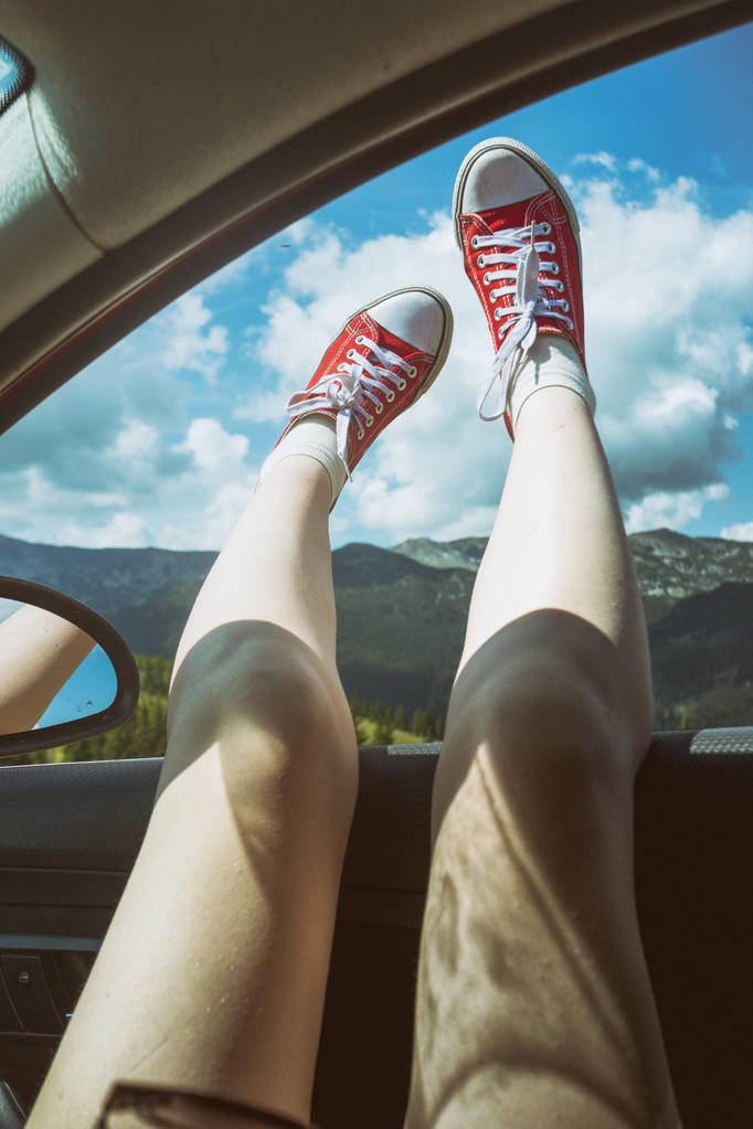 Девушки ноги торчат из машины
  - Фото, изображение