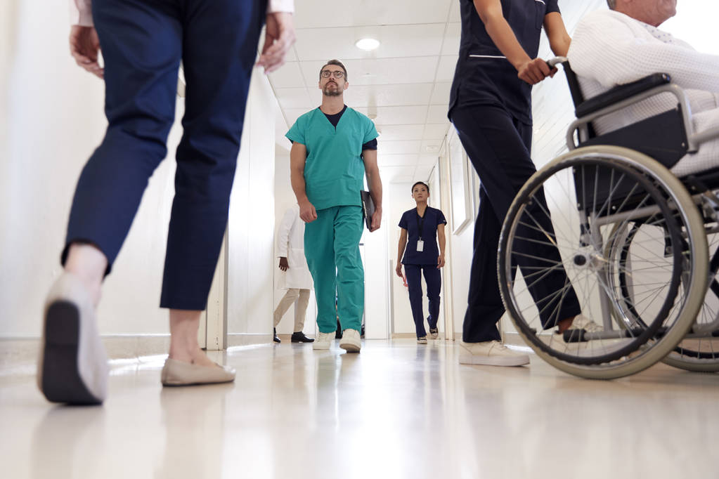 Робочий лікарняний коридор з медичним персоналом та пацієнтами
 - Фото, зображення