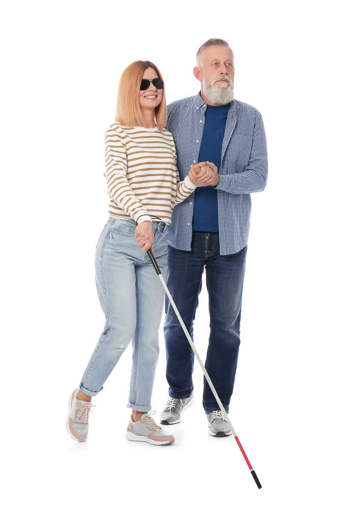Hombre maduro ayudando a una persona ciega con bastón largo sobre fondo blanco
 - Foto, Imagen