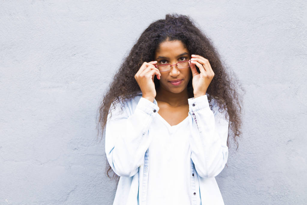 Afro meisje met bril - Foto, afbeelding
