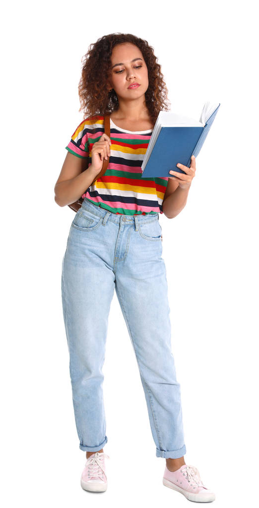 schöne afrikanisch-amerikanische Frau liest Buch auf weißem Hintergrund - Foto, Bild