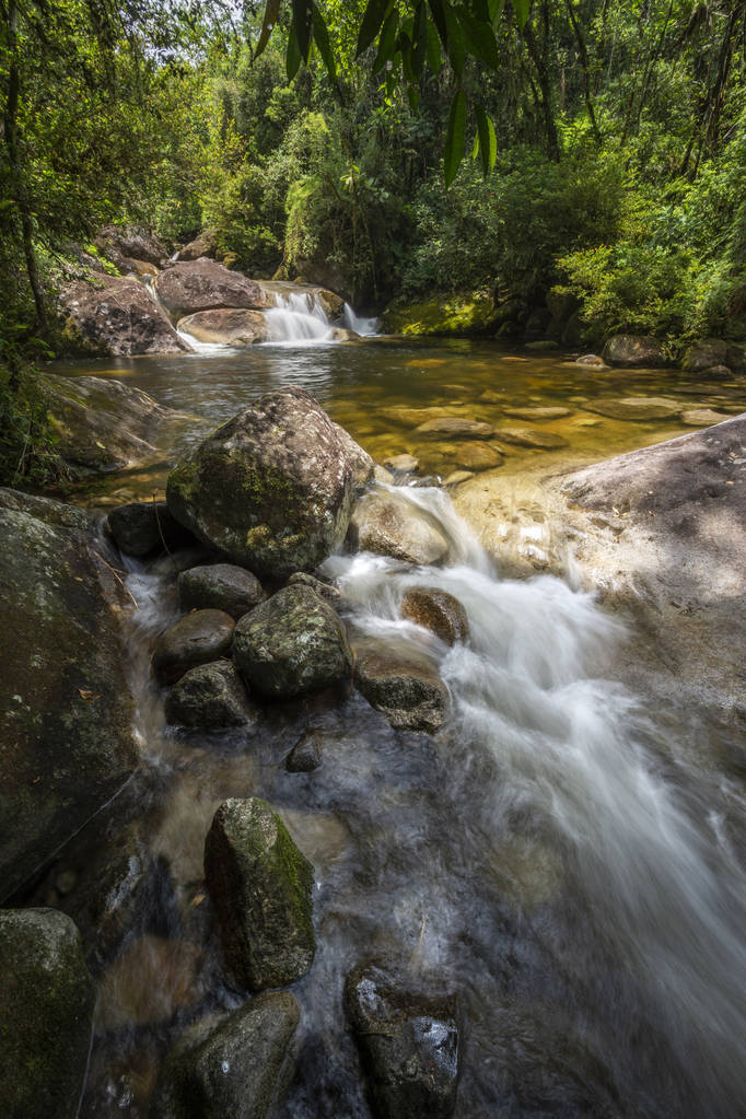 Bela cachoeira da floresta tropical na Serrinha do Alambari, Rio de J
 - Foto, Imagem